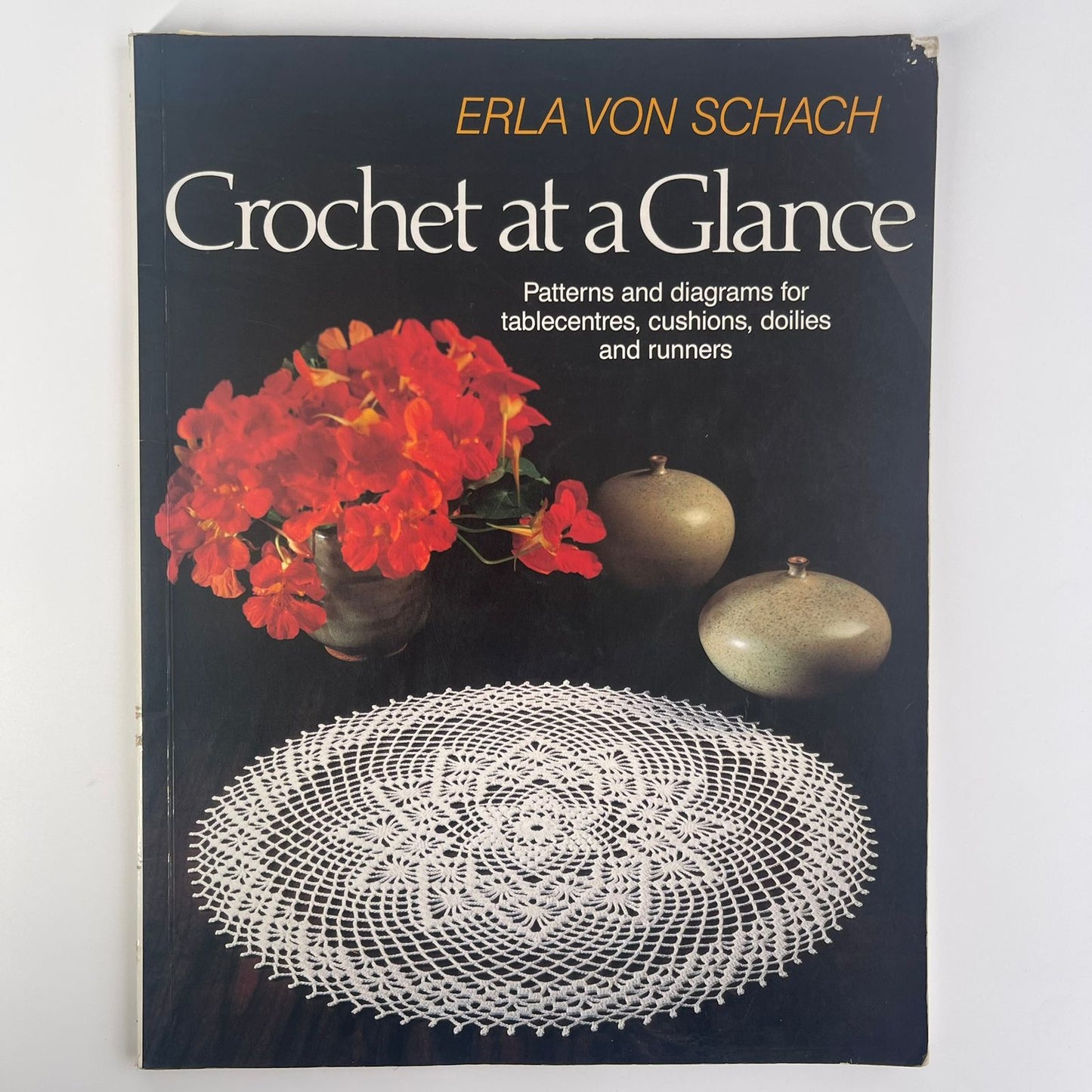 Crochet at a Glance: Patterns and Diagrams for Tablecentres, Cushions, Doilies and Runners - Erla V. Schach