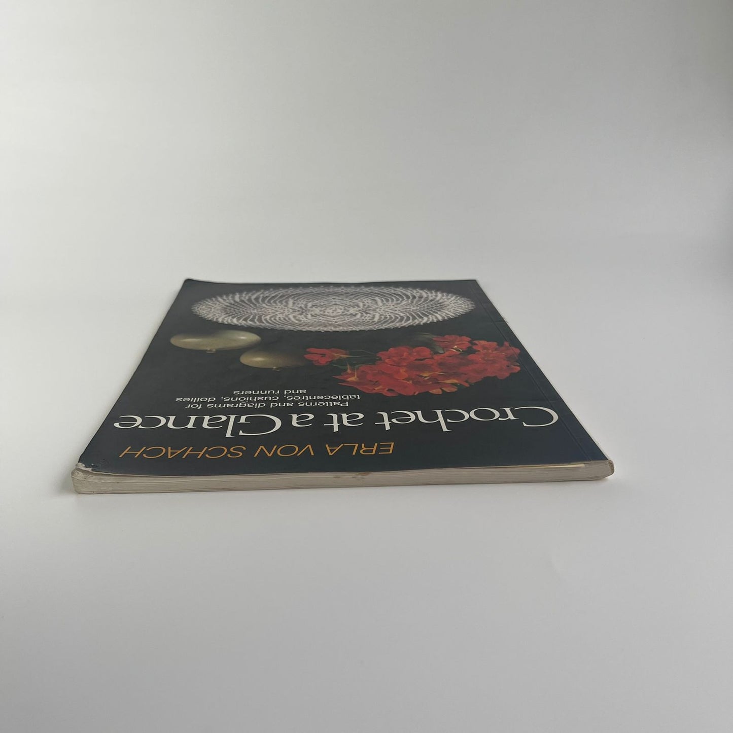 Crochet at a Glance: Patterns and Diagrams for Tablecentres, Cushions, Doilies and Runners - Erla V. Schach