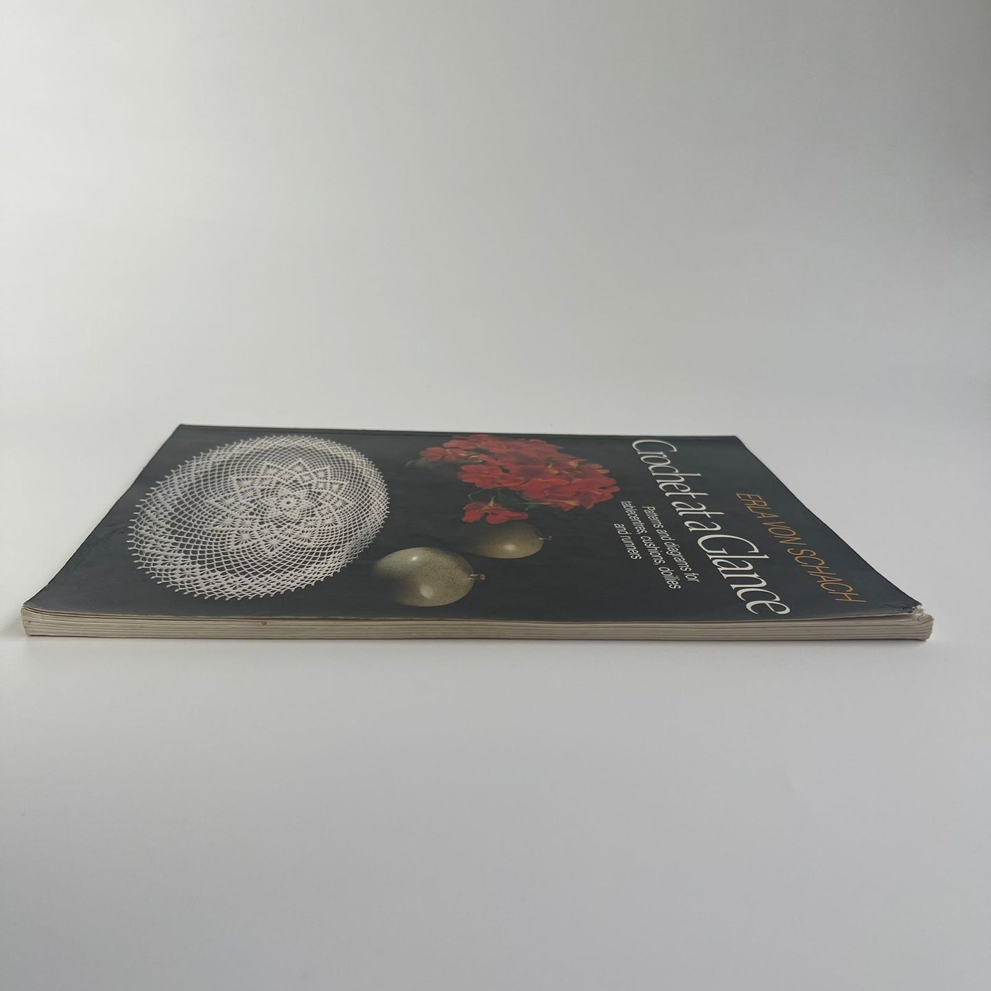 Crochet at a Glance: Patterns and Diagrams for Tablecentres, Cushions, Doilies and Runners - Erla V. Schach