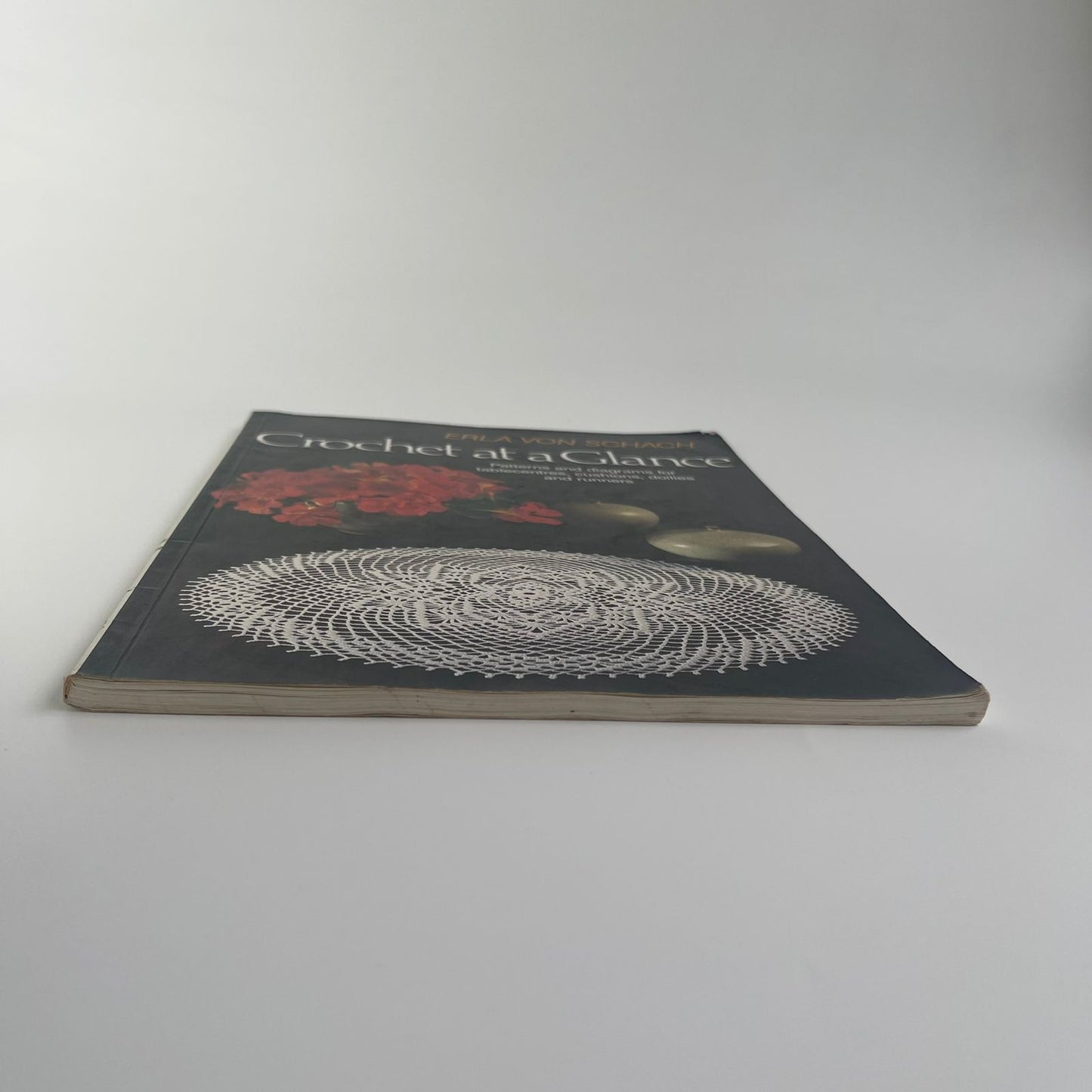 Crochet at a Glance: Patterns and Diagrams for Tablecentres, Cushions, Doilies and Runners - Erla V. Schach