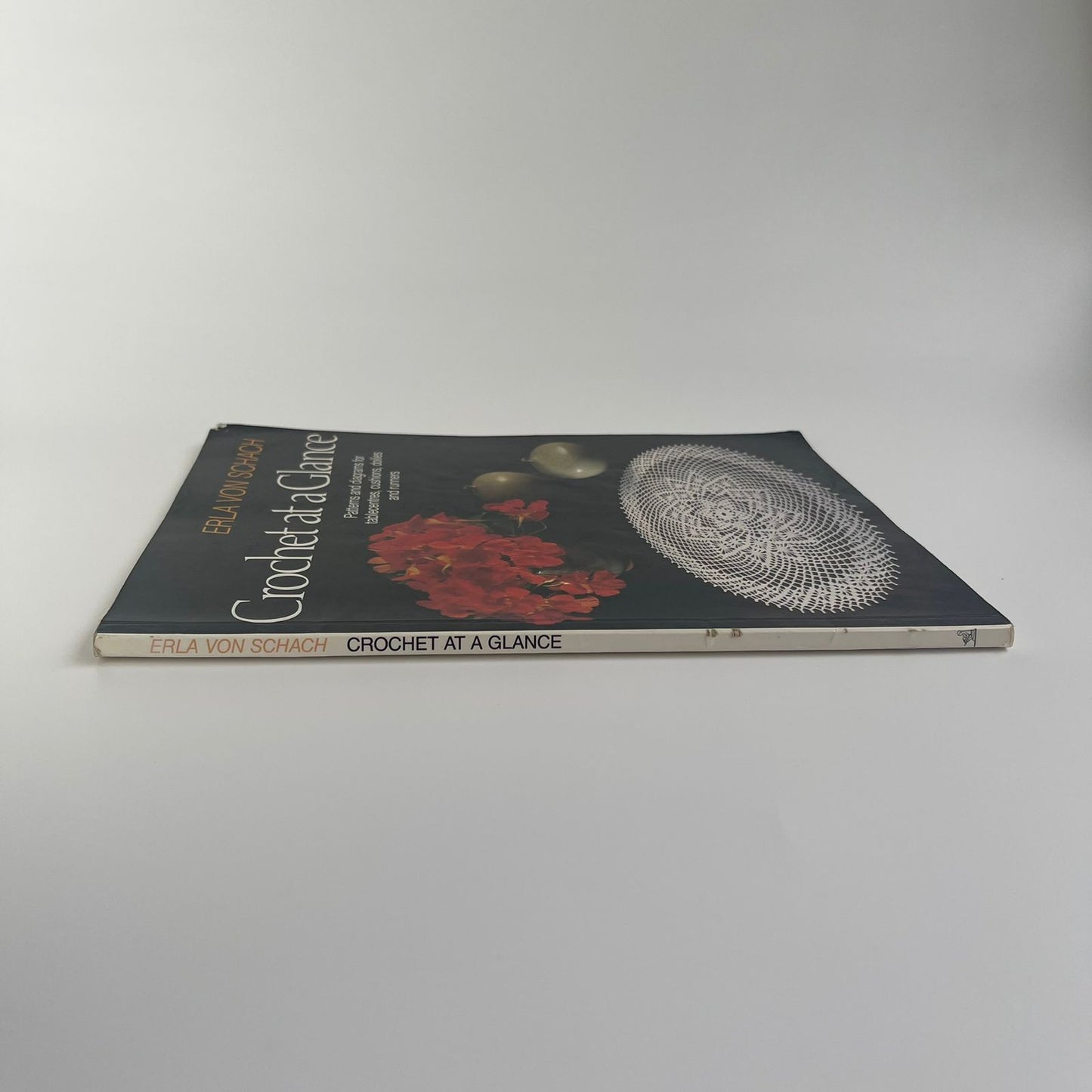 Crochet at a Glance: Patterns and Diagrams for Tablecentres, Cushions, Doilies and Runners - Erla V. Schach