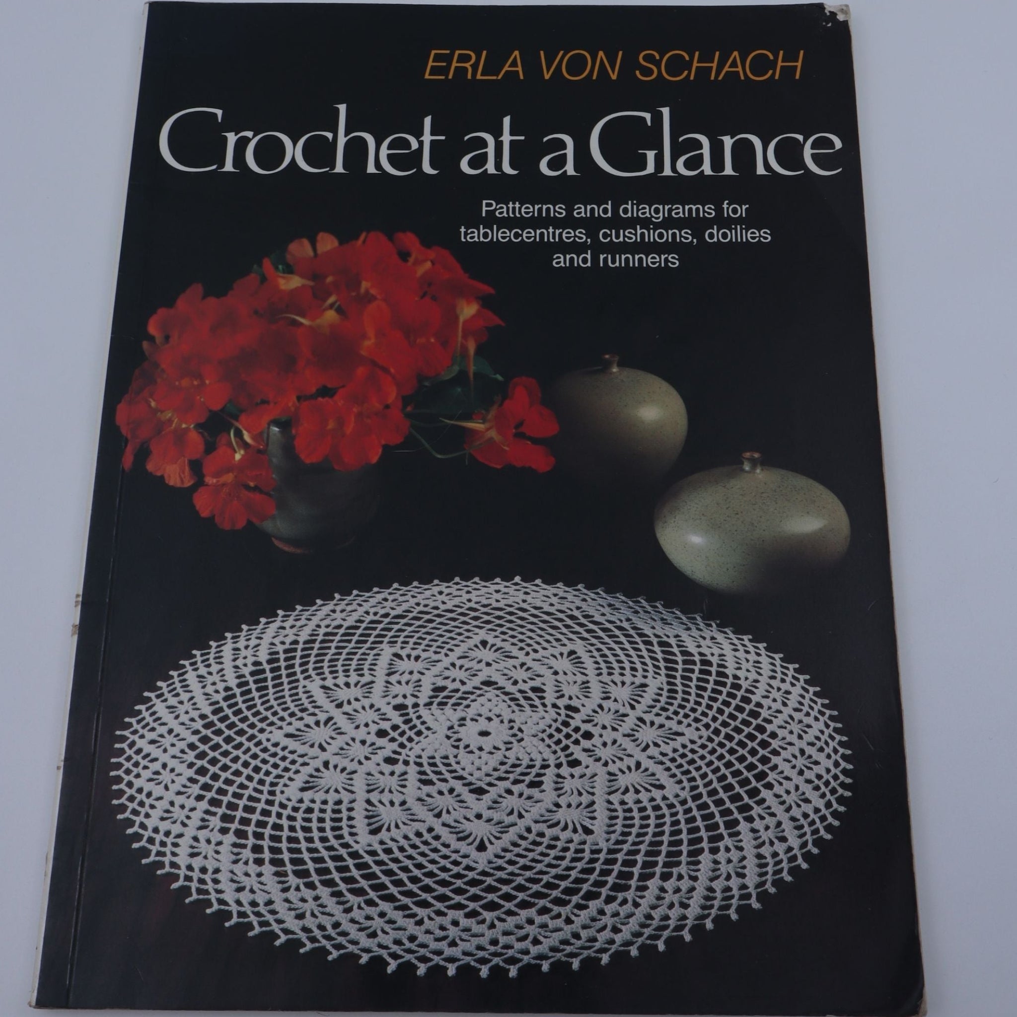 Crochet at a Glance: Patterns and Diagrams for Tablecentres, Cushions, Doilies and Runners - Erla V. Schach