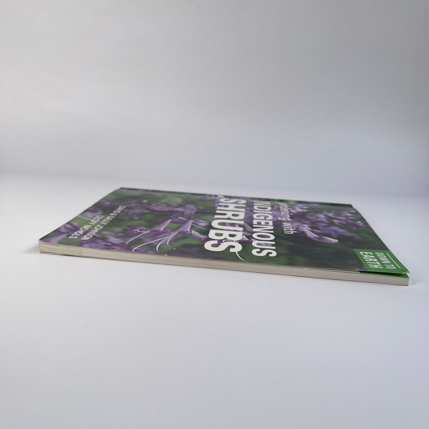 Down to Earth: Gardening with Indigenous Shrubs - David R. Johnson, Sally Johnson & Geoff Nichols