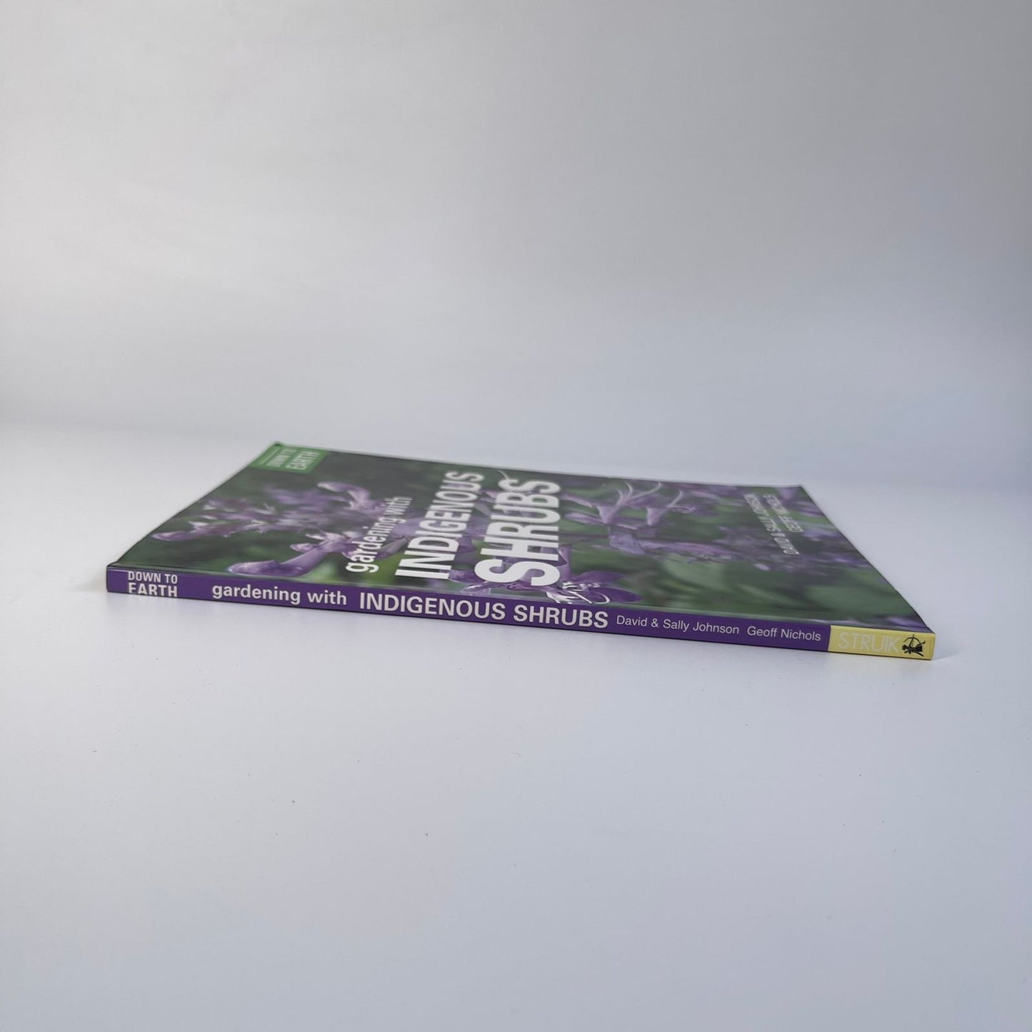 Down to Earth: Gardening with Indigenous Shrubs - David R. Johnson, Sally Johnson & Geoff Nichols