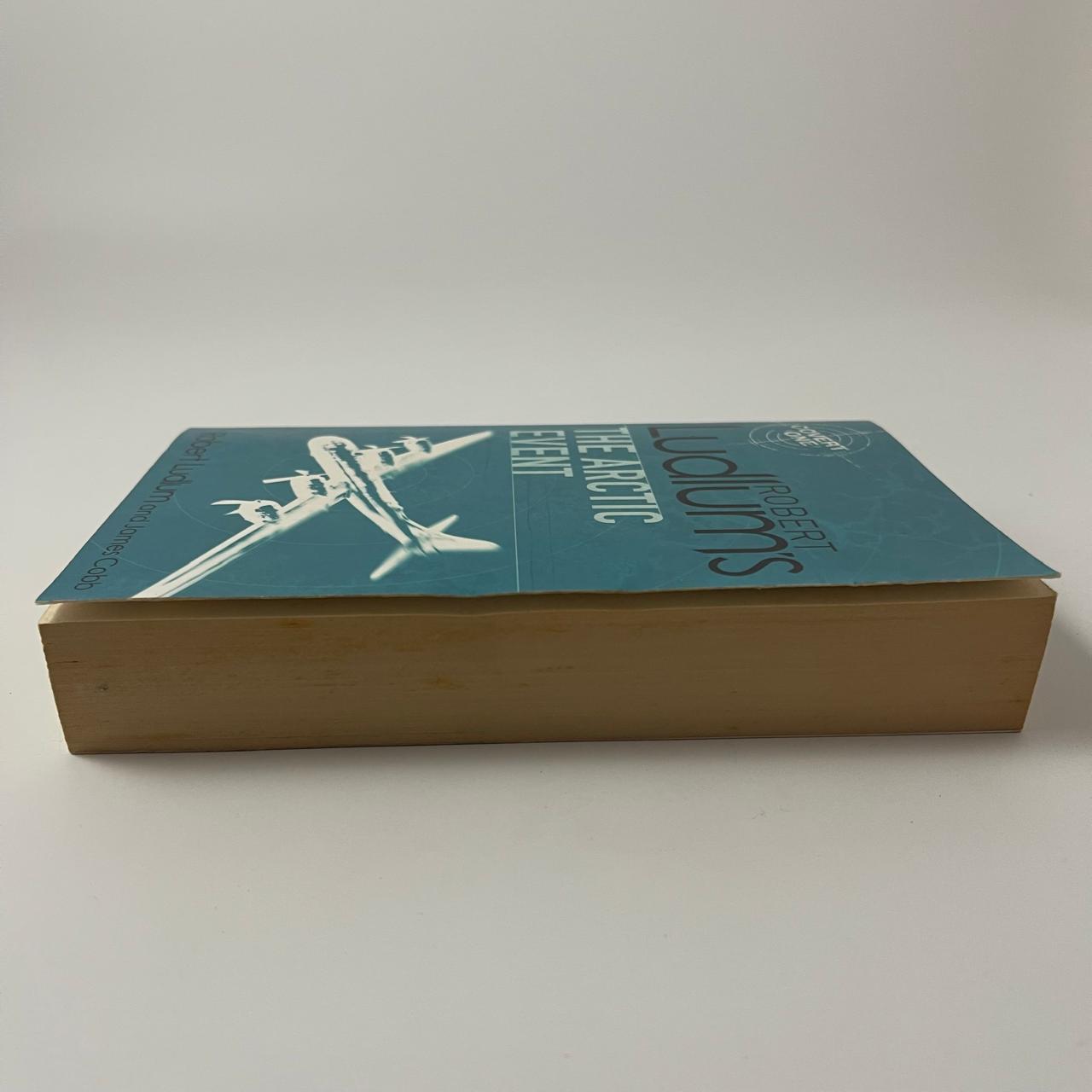 Robert Ludlum's the Arctic Event A Covert-One Novel - James H. Cobb - Fore Edge