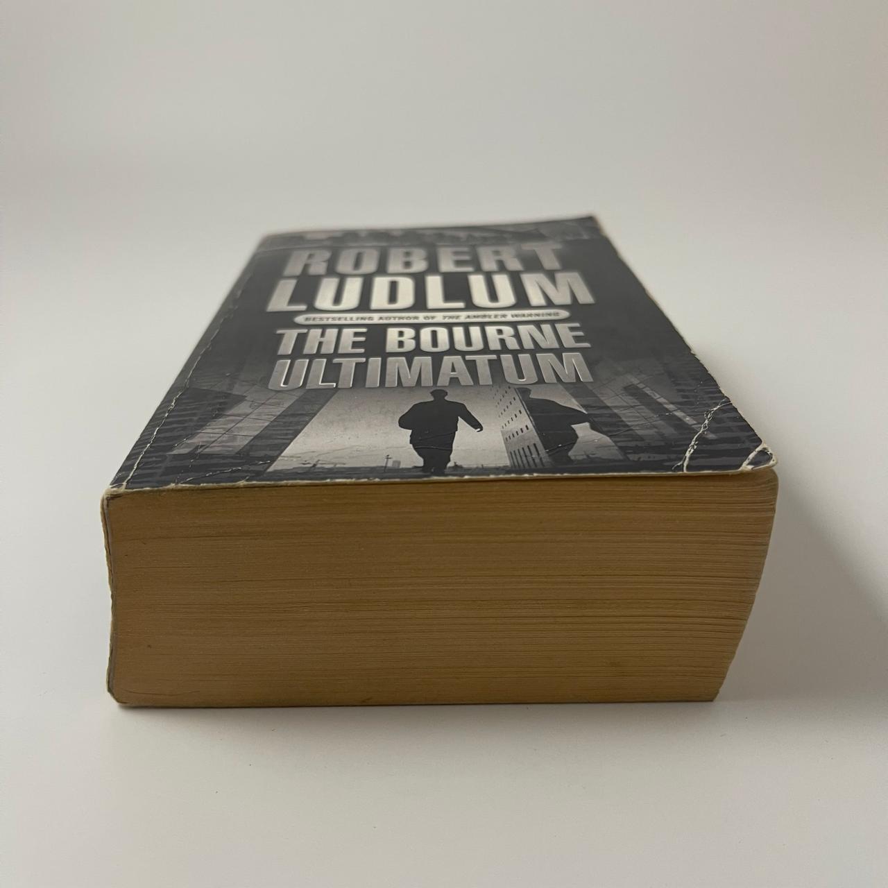The Bourne Ultimatum - Robert Ludlum - Bottom Edge