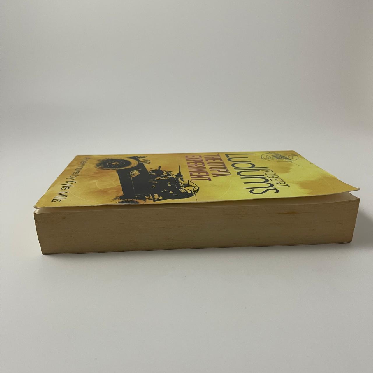 Robert Ludlum's The Utopia Experiment - Kyle Mills - Fore Edge