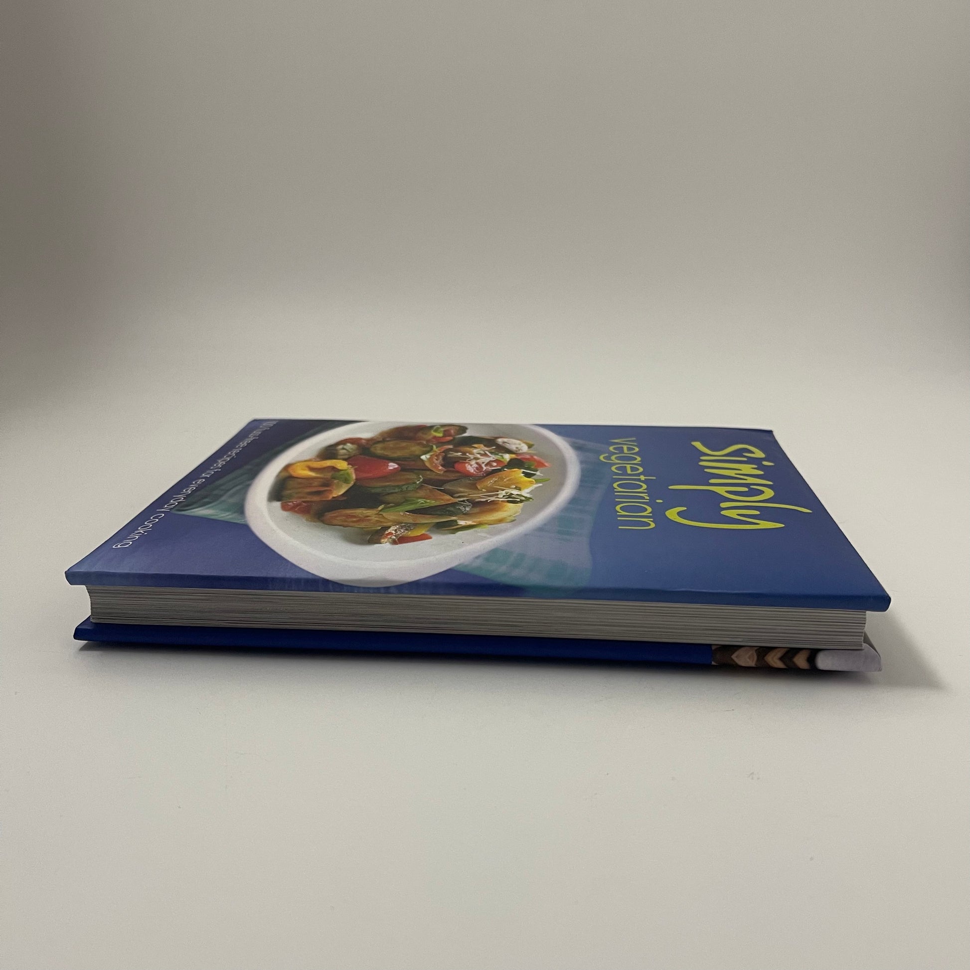 Simply Vegetarian 100 Fuss-free Recipes for Everyday Cooking - Parragon - Top Edge