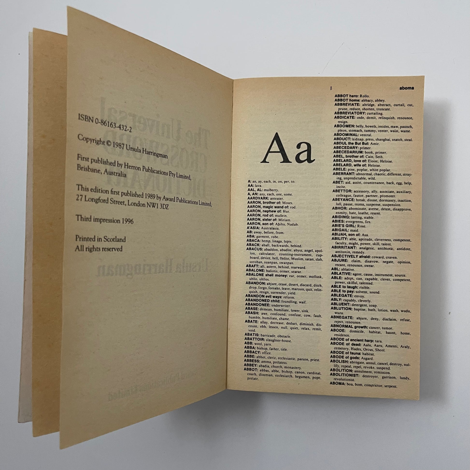 Universal Crossword Dictionary - Ursula Harringman - Condition Detail 1