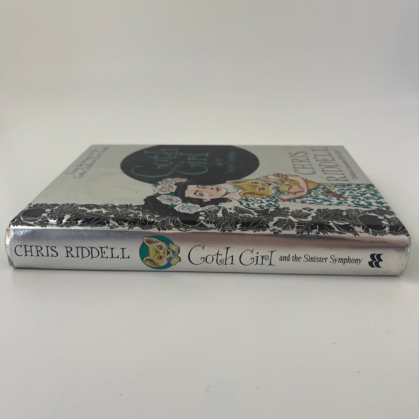 Goth Girl and the Sinister Symphony - Chris Riddell - Spine
