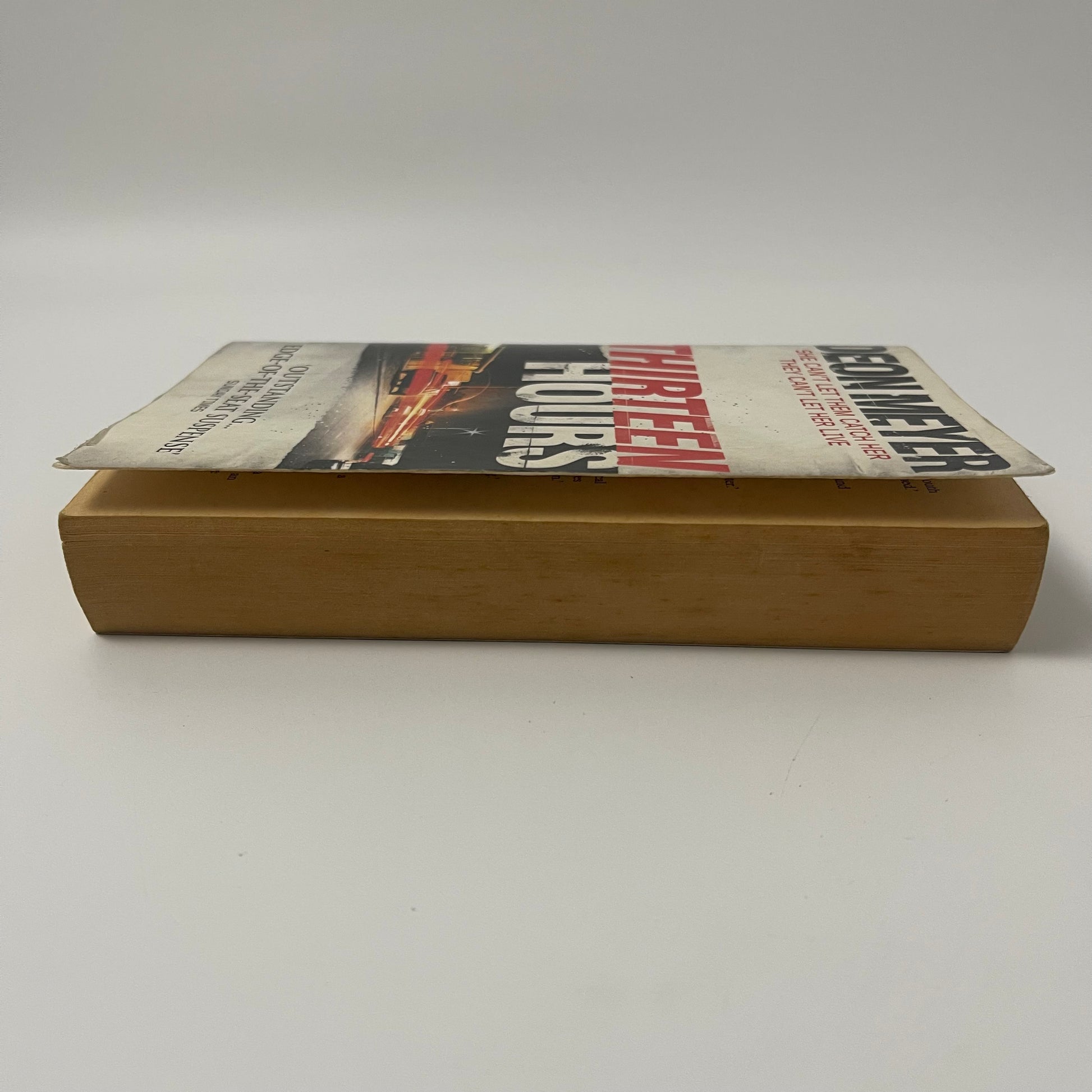 Thirteen Hours - Deon Meyer - Fore Edge
