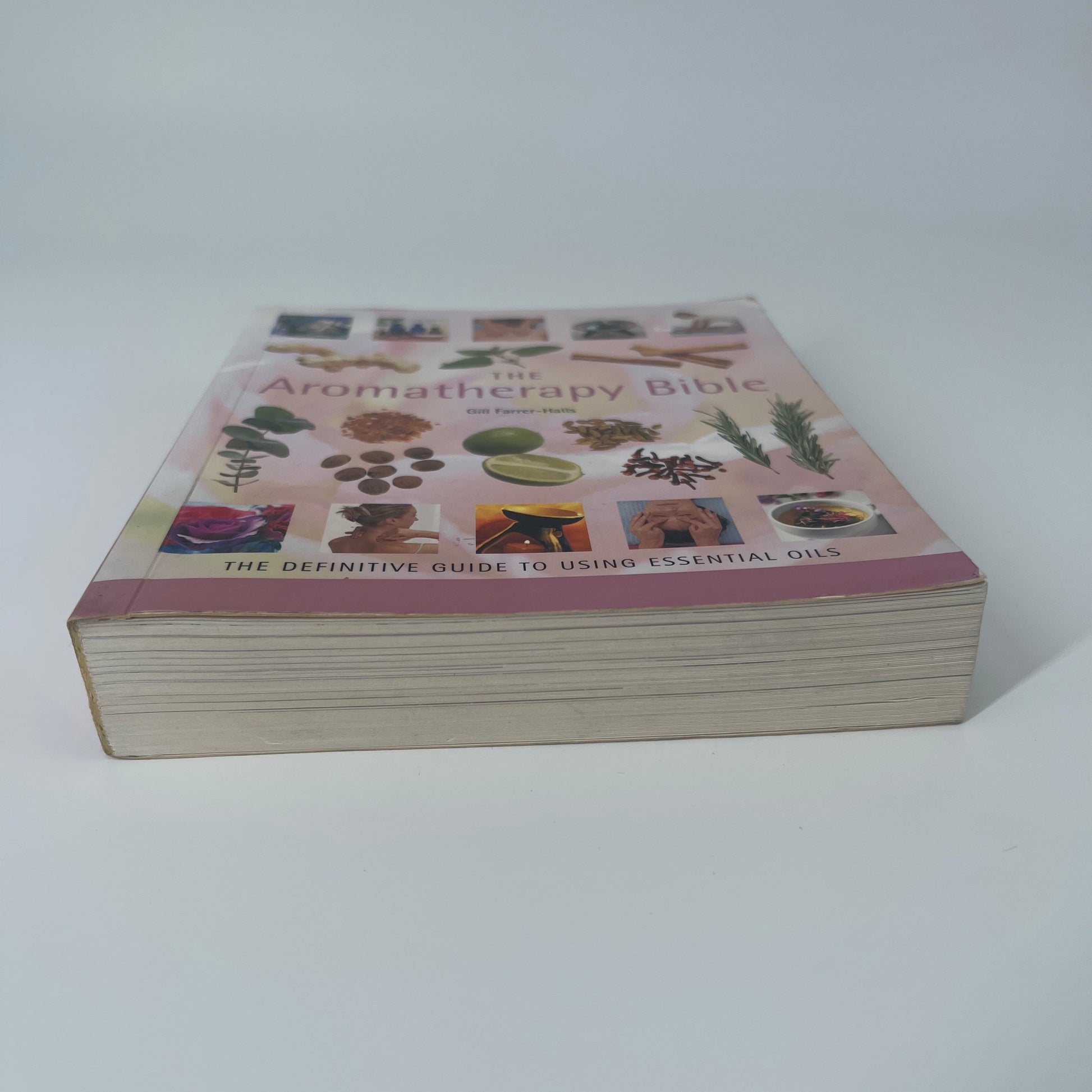 The Aromatherapy Bible The Definitive Guide to Using Essential Oils - Gill Farrer-Halls - Bottom Edge