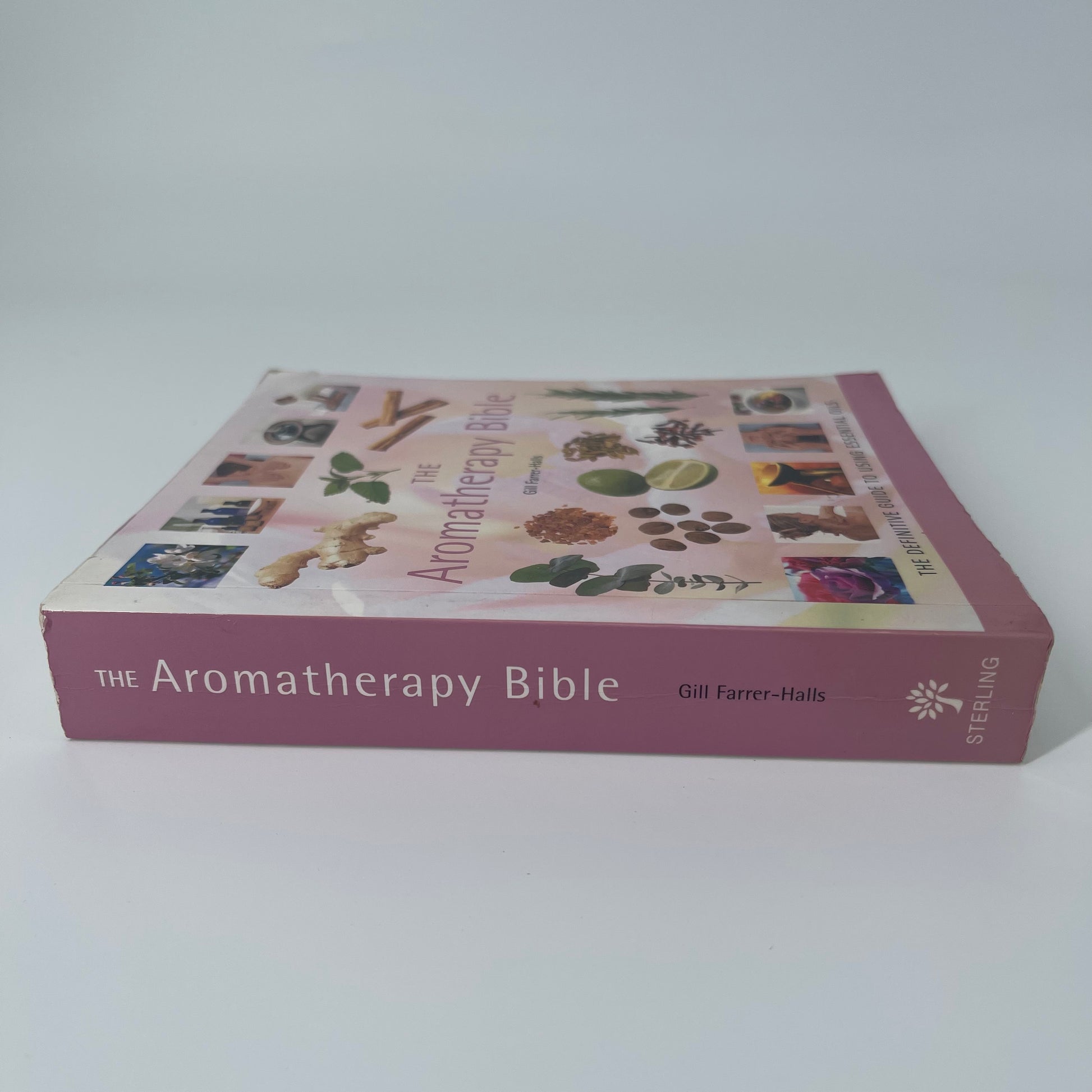 The Aromatherapy Bible The Definitive Guide to Using Essential Oils - Gill Farrer-Halls - Spine