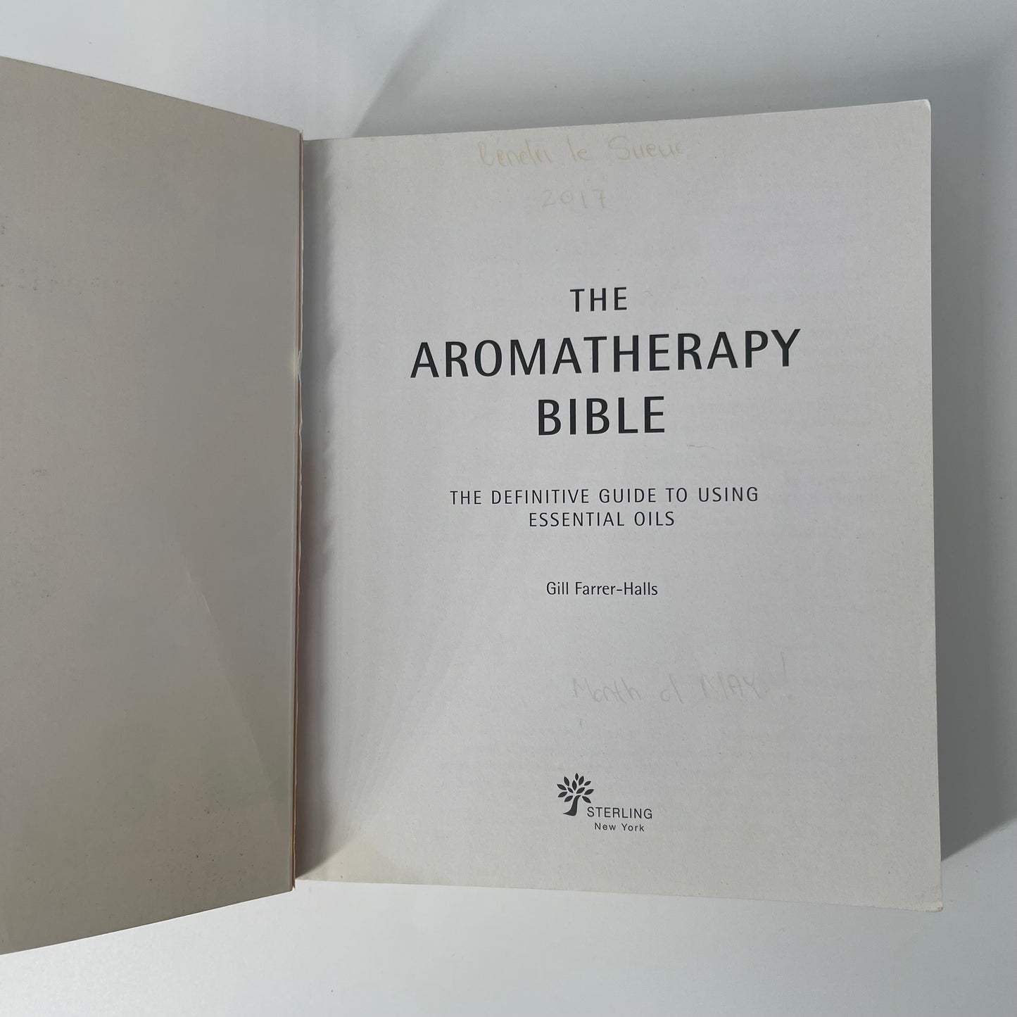 The Aromatherapy Bible The Definitive Guide to Using Essential Oils - Gill Farrer-Halls - Condition Detail 1