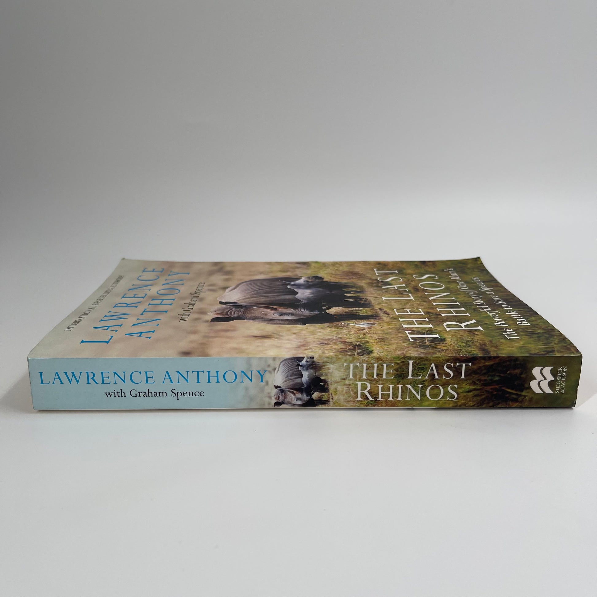 The Last Rhinos The Powerful Story of One Man's Battle to Save a Species - Lawrence Anthony - Spine