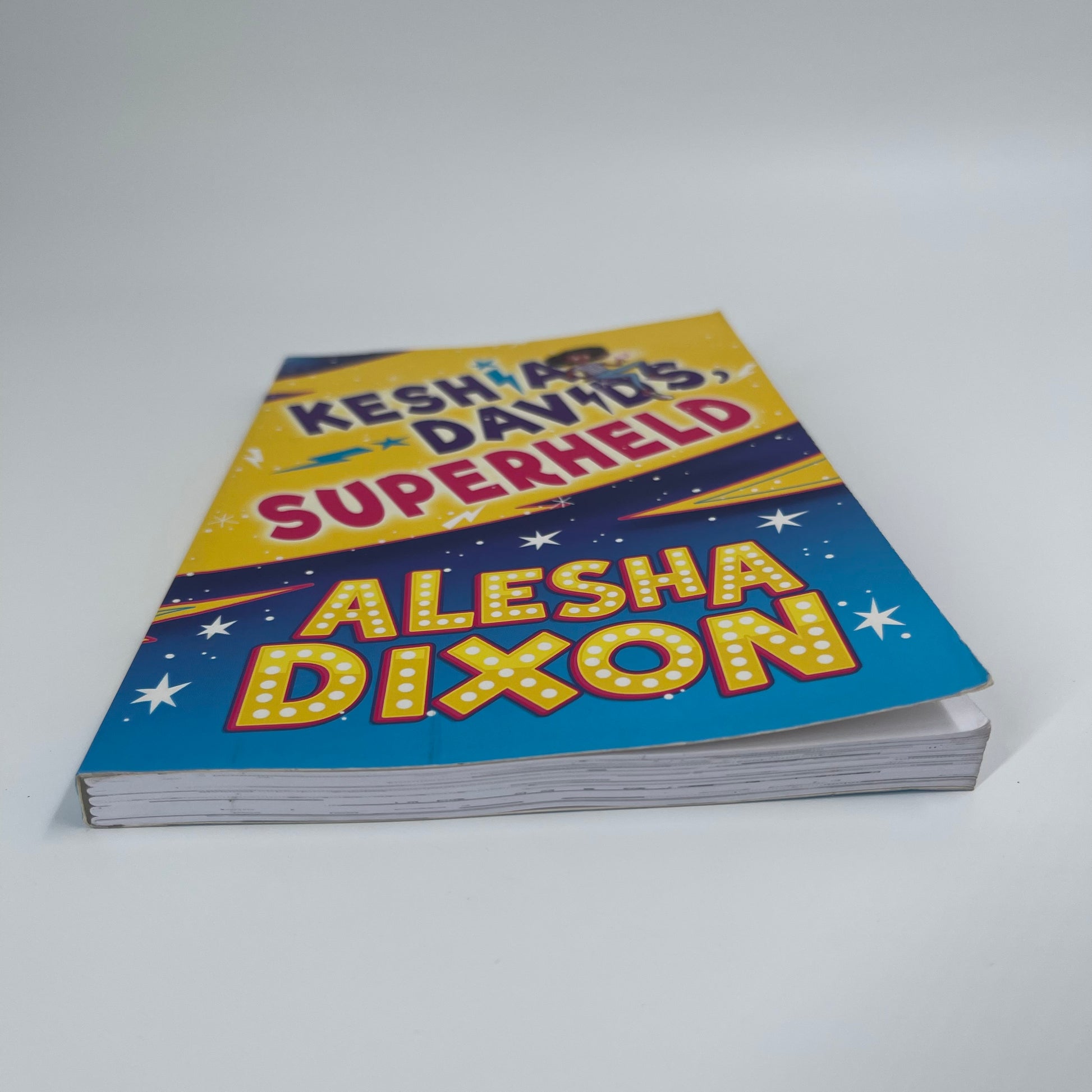 Keshia Davids, superheld - Alesha Dixon - Bottom Edge