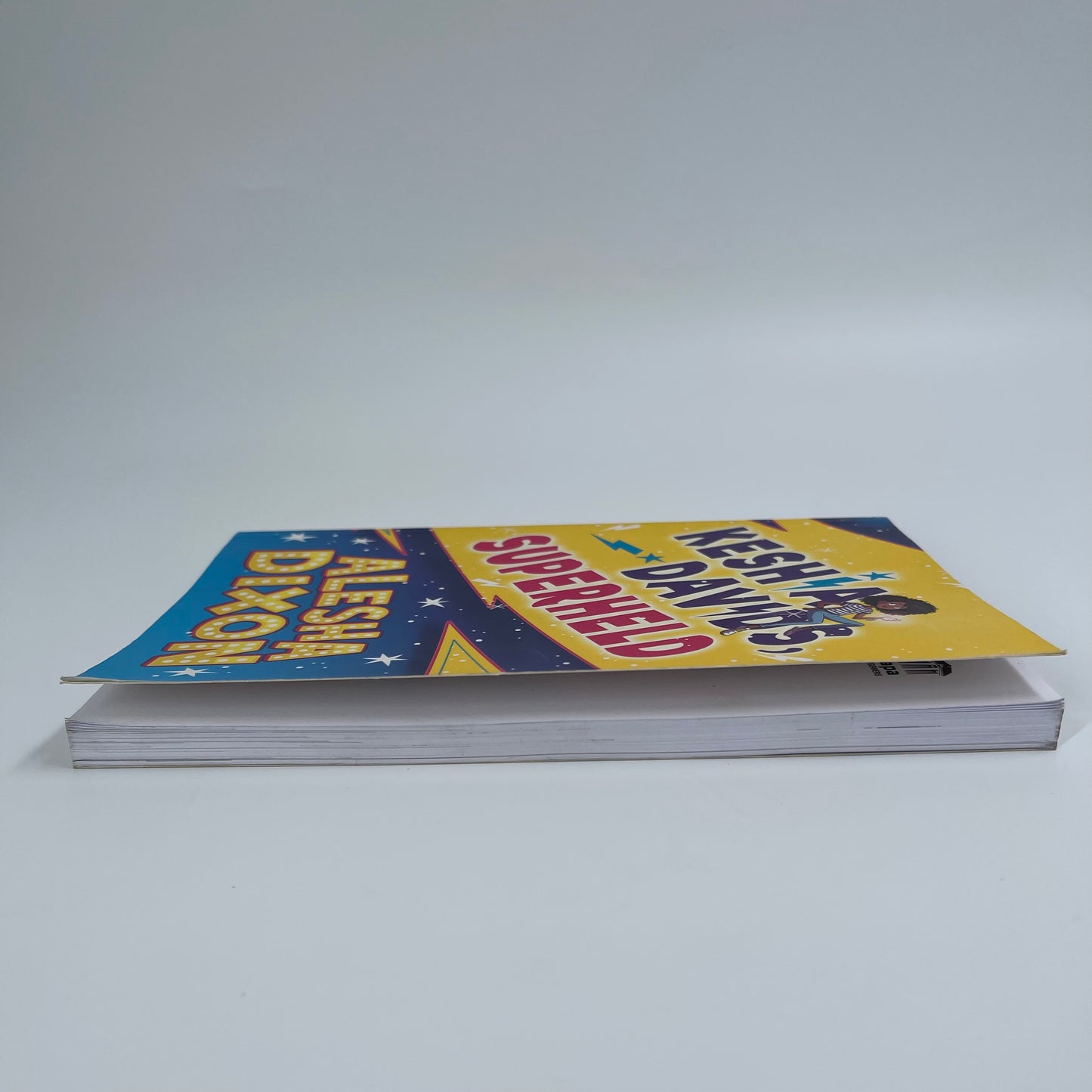Keshia Davids, superheld - Alesha Dixon - Fore Edge