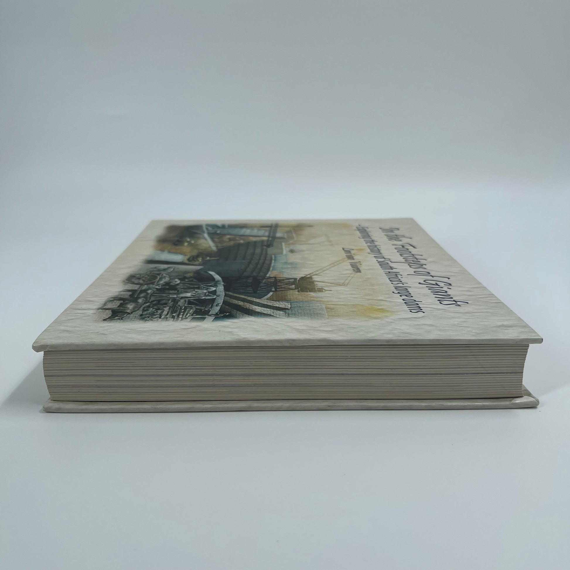 In the Footsteps of Giants Exploring the History of South Africa's Large Dams - Lani Van Vuuren - Spine