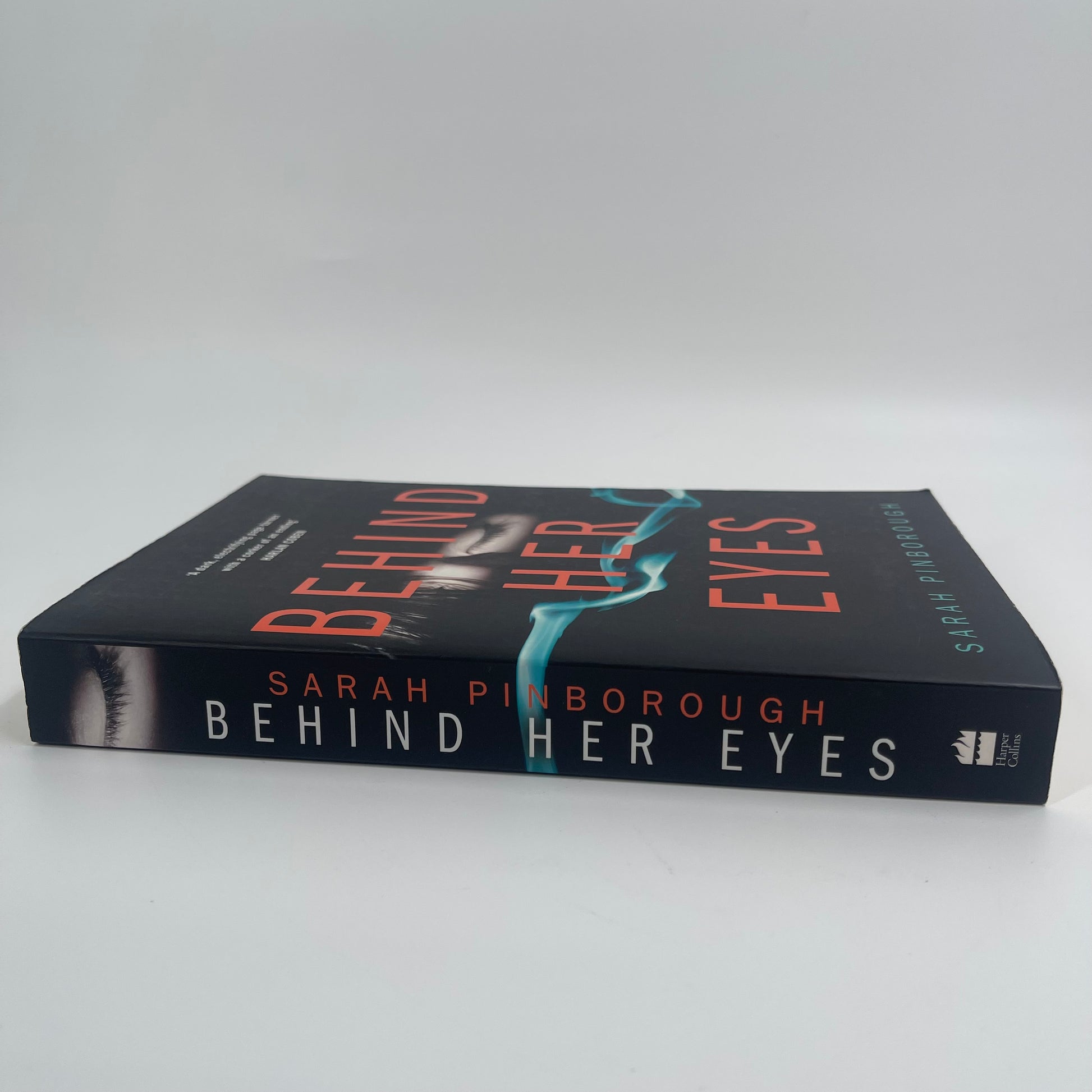 Behind Her Eyes - Sarah Pinborough - Spine
