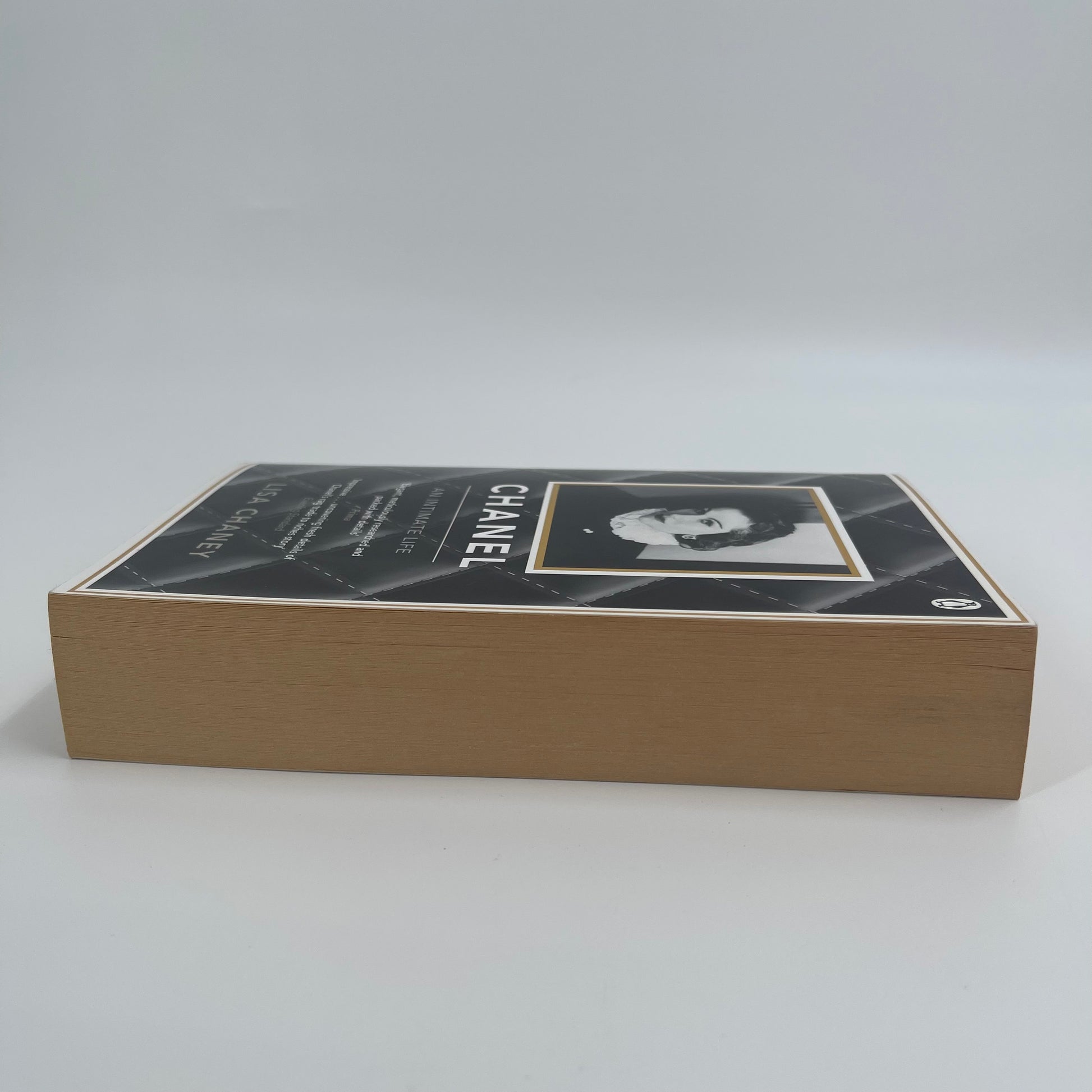 Chanel An Intimate Life - Lisa Chaney - Fore Edge