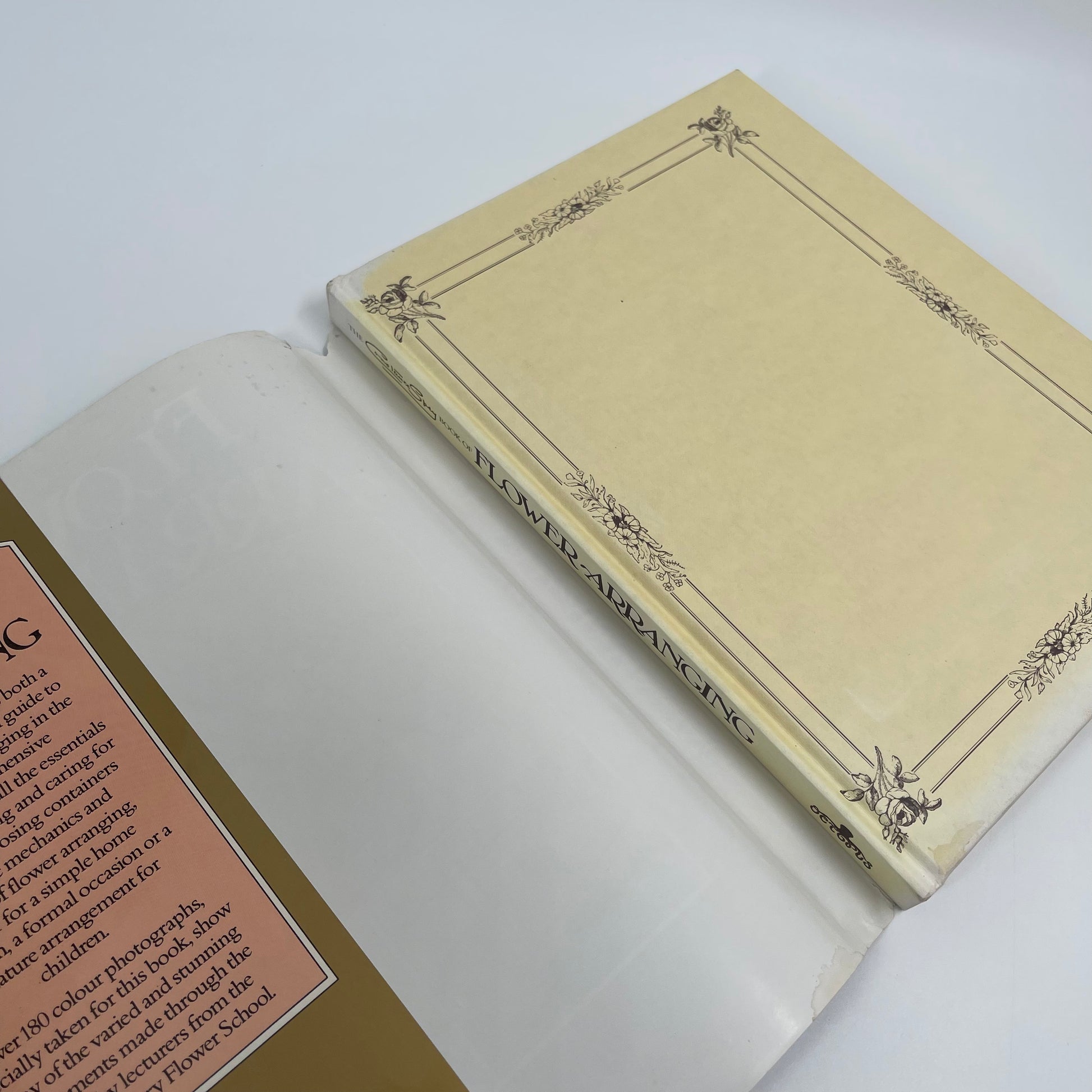 The Constance Spry book of flower arranging - Piercy - Condition Detail 3