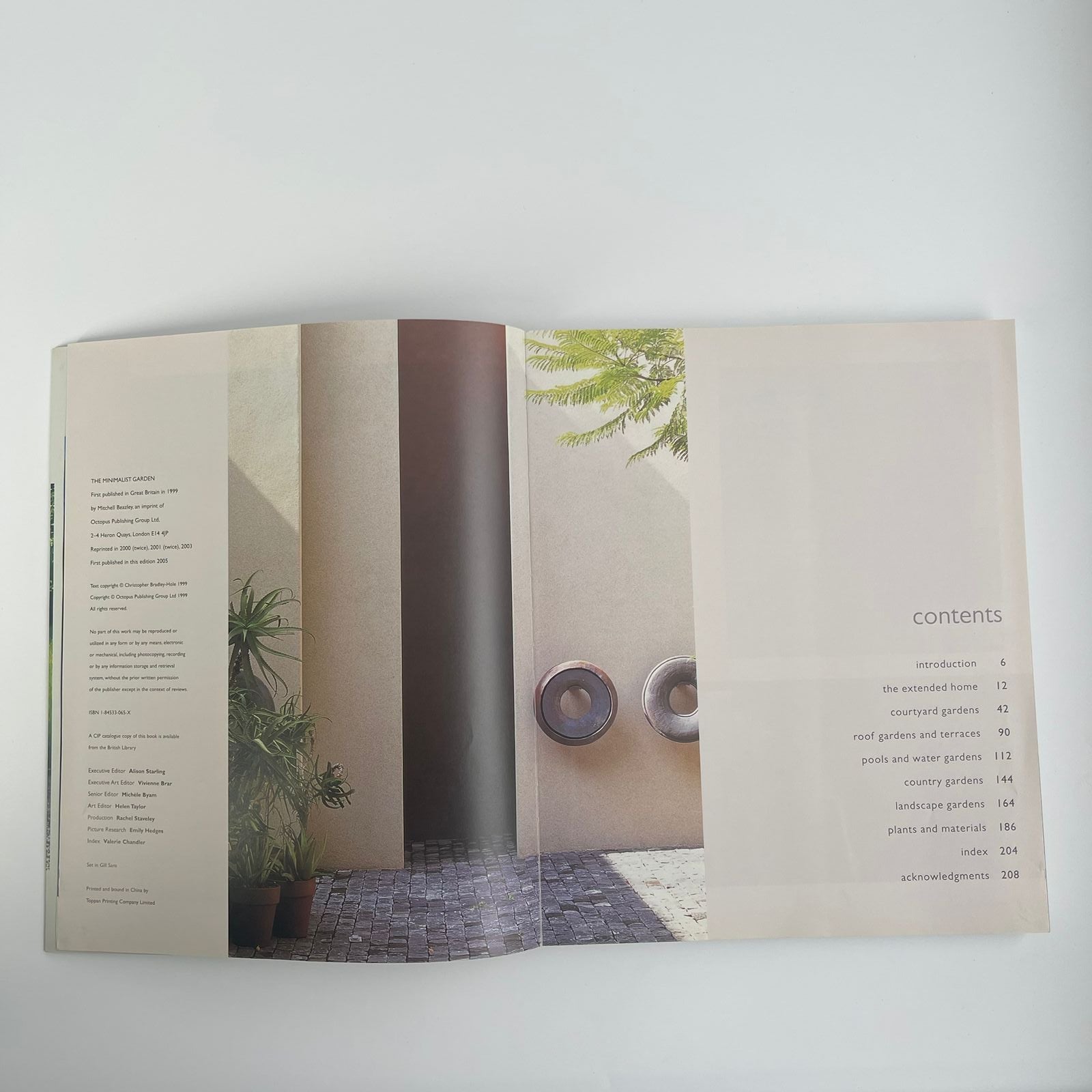 The Minimalist Garden - Christopher Bradley-Hole