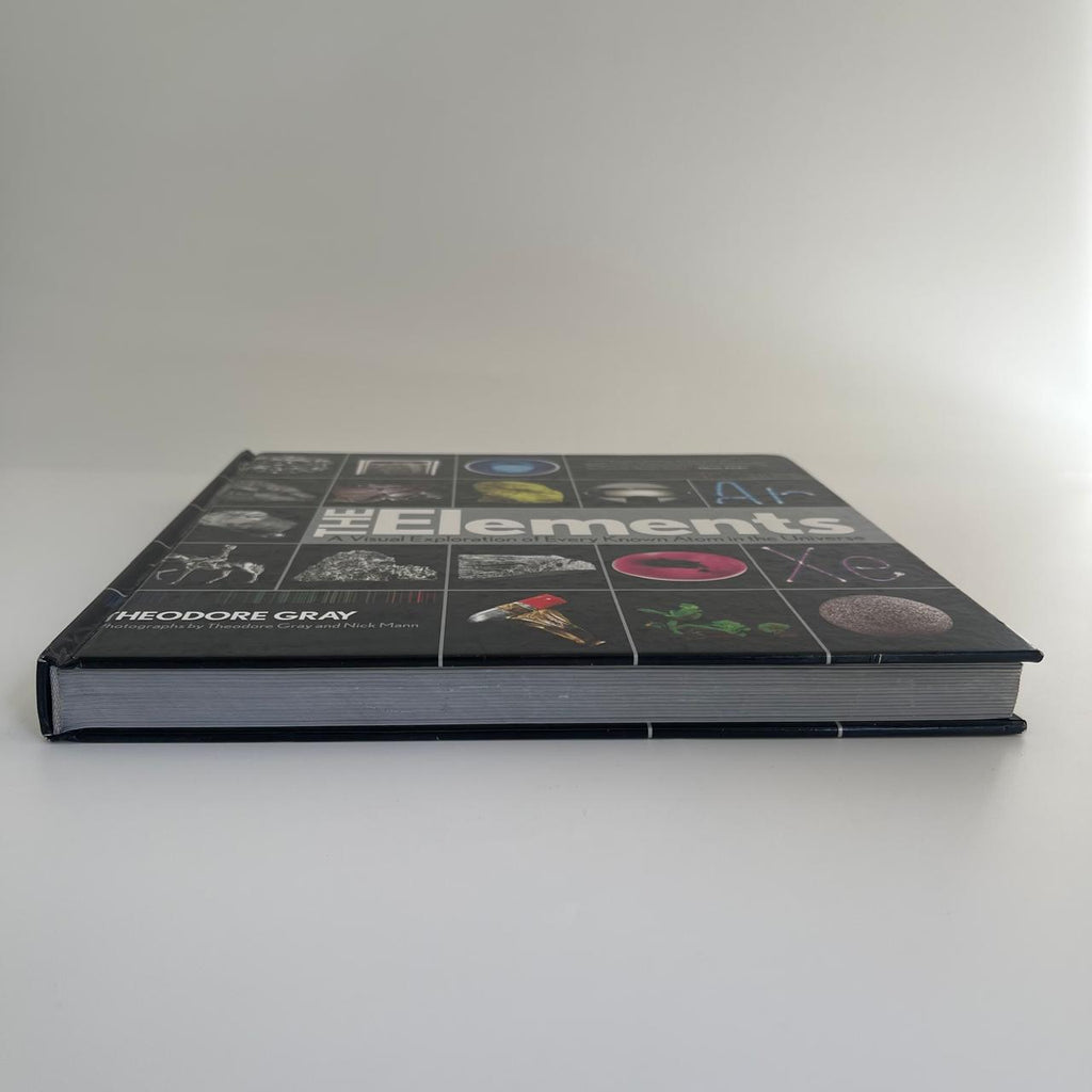 The Elements: A Visual Exploration of Every Known Atom in the Universe - Nick Mann & Theodore Gray