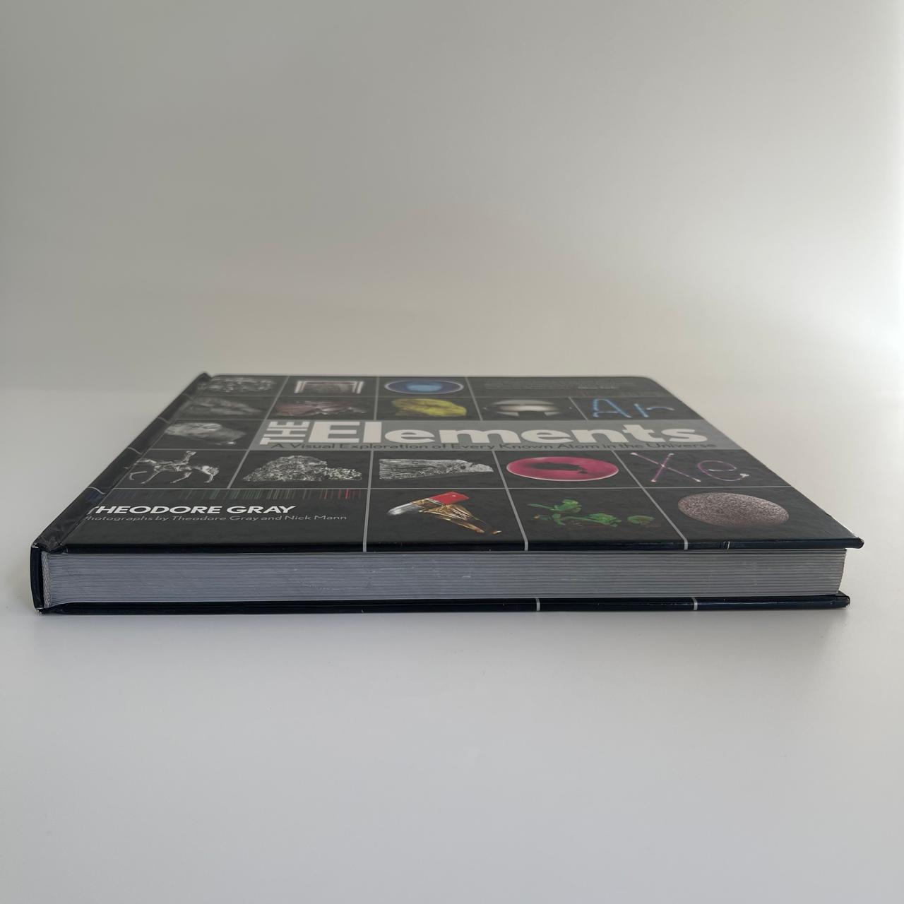 The Elements: A Visual Exploration of Every Known Atom in the Universe - Nick Mann & Theodore Gray