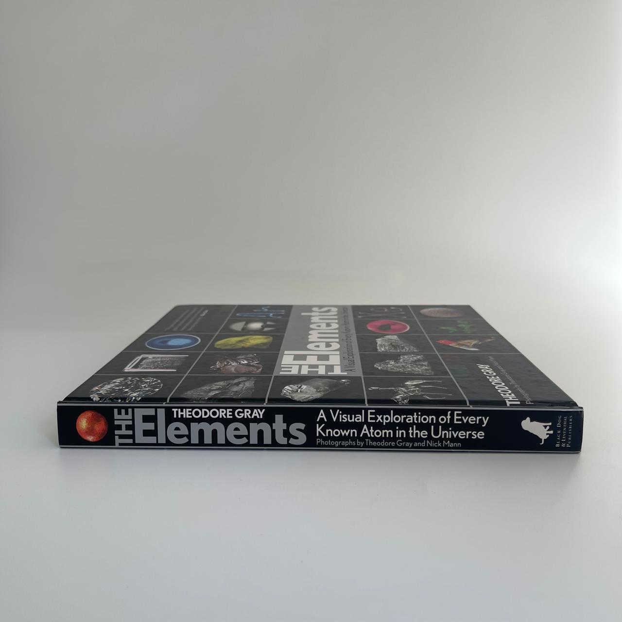 The Elements: A Visual Exploration of Every Known Atom in the Universe - Nick Mann & Theodore Gray