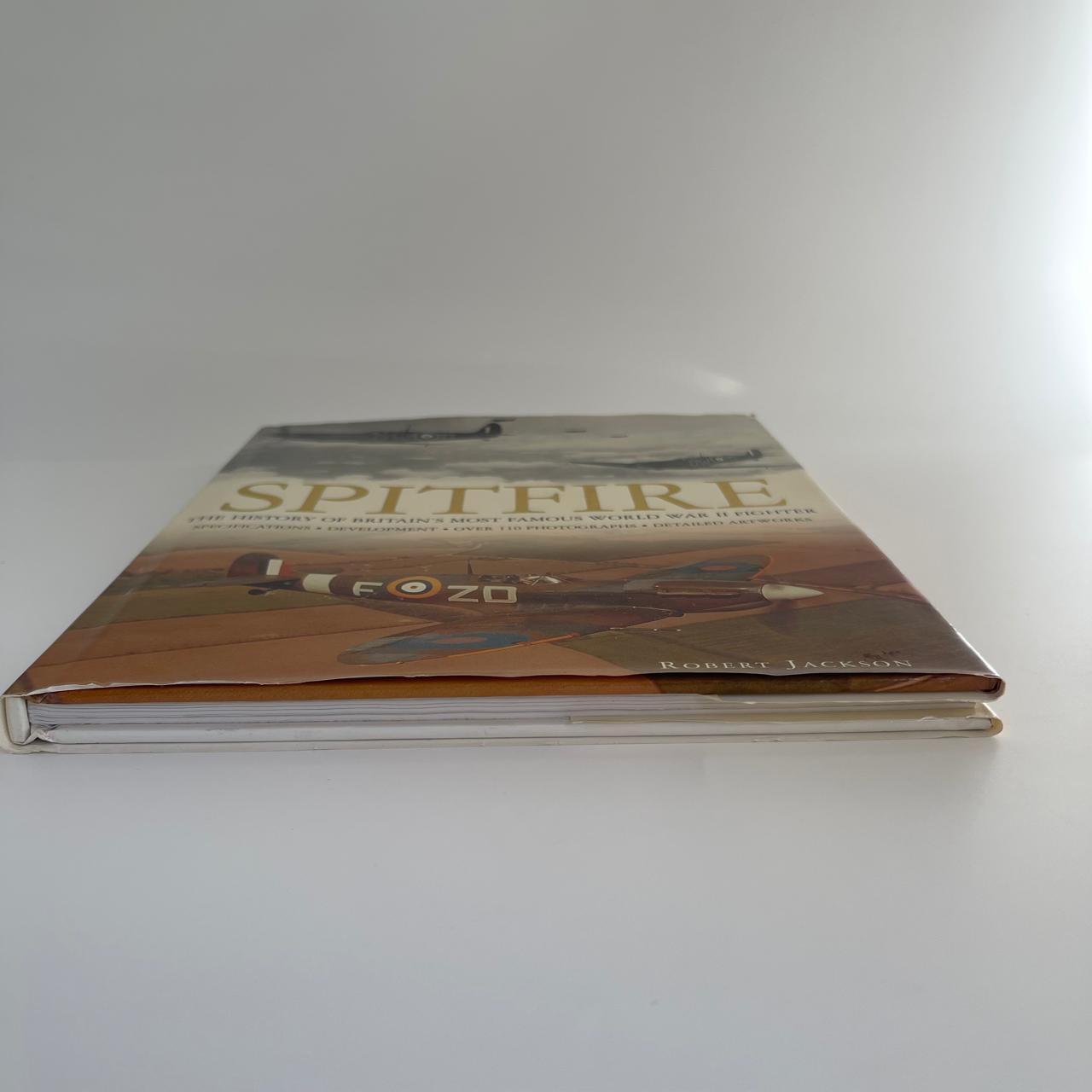 Spitfire: The History of Britain’s Most Famous World War II Fighter - Robert Jackson