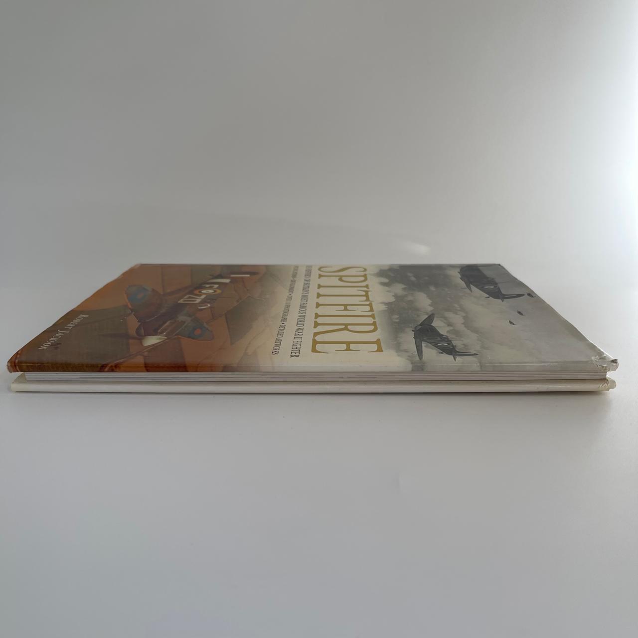 Spitfire: The History of Britain’s Most Famous World War II Fighter - Robert Jackson