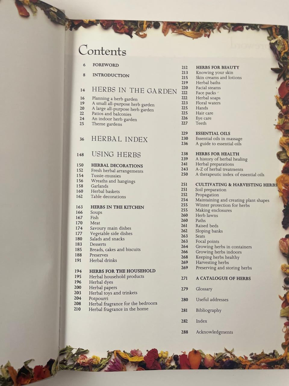 The Complete Book of Herbs - Lesley Bremness