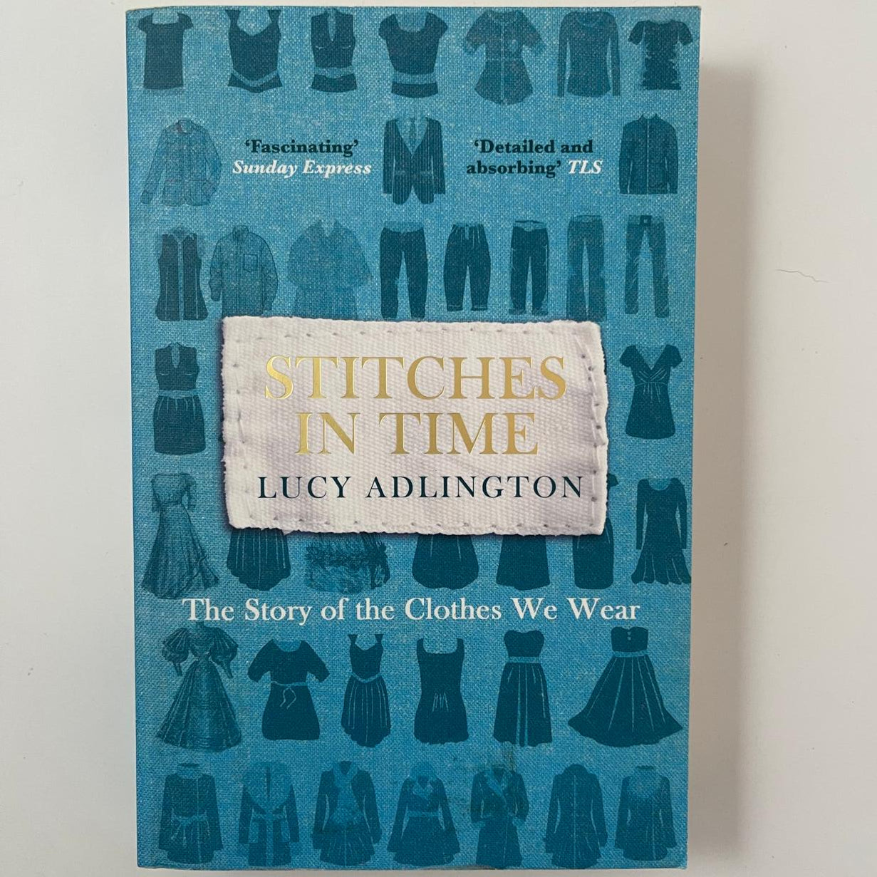 Stitches in Time: The Story of the Clothes We Wear - Lucy Adlington