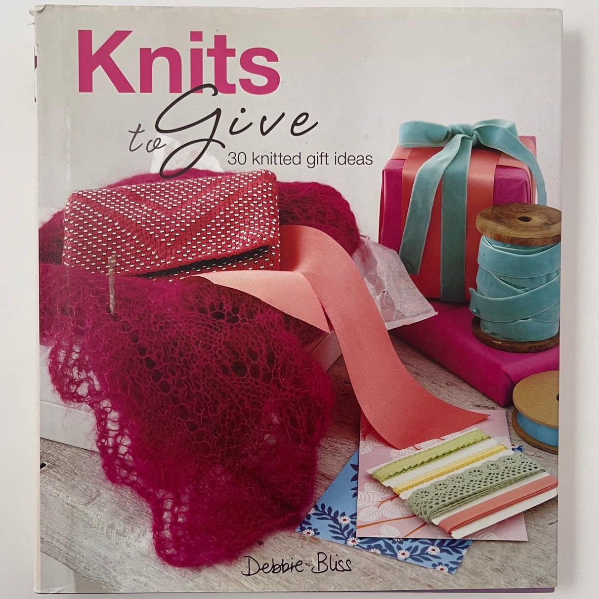 Knits to Give – 30 Knitted Gift Ideas – Debbie Bliss