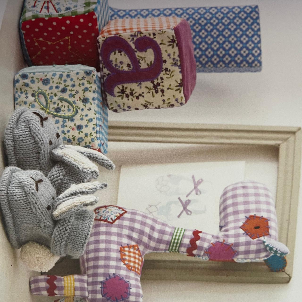 Knits to Give – 30 Knitted Gift Ideas – Debbie Bliss