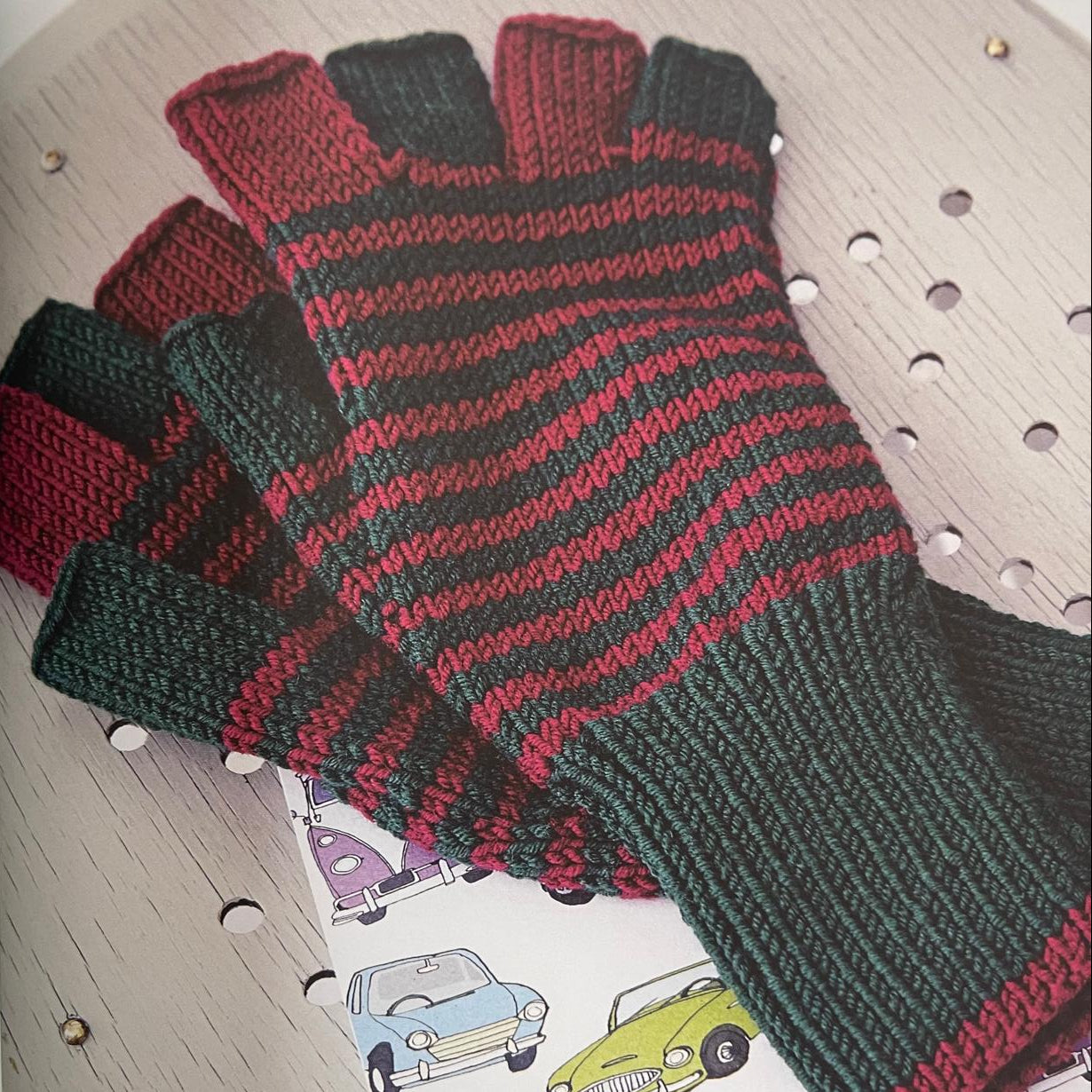 Knits to Give – 30 Knitted Gift Ideas – Debbie Bliss