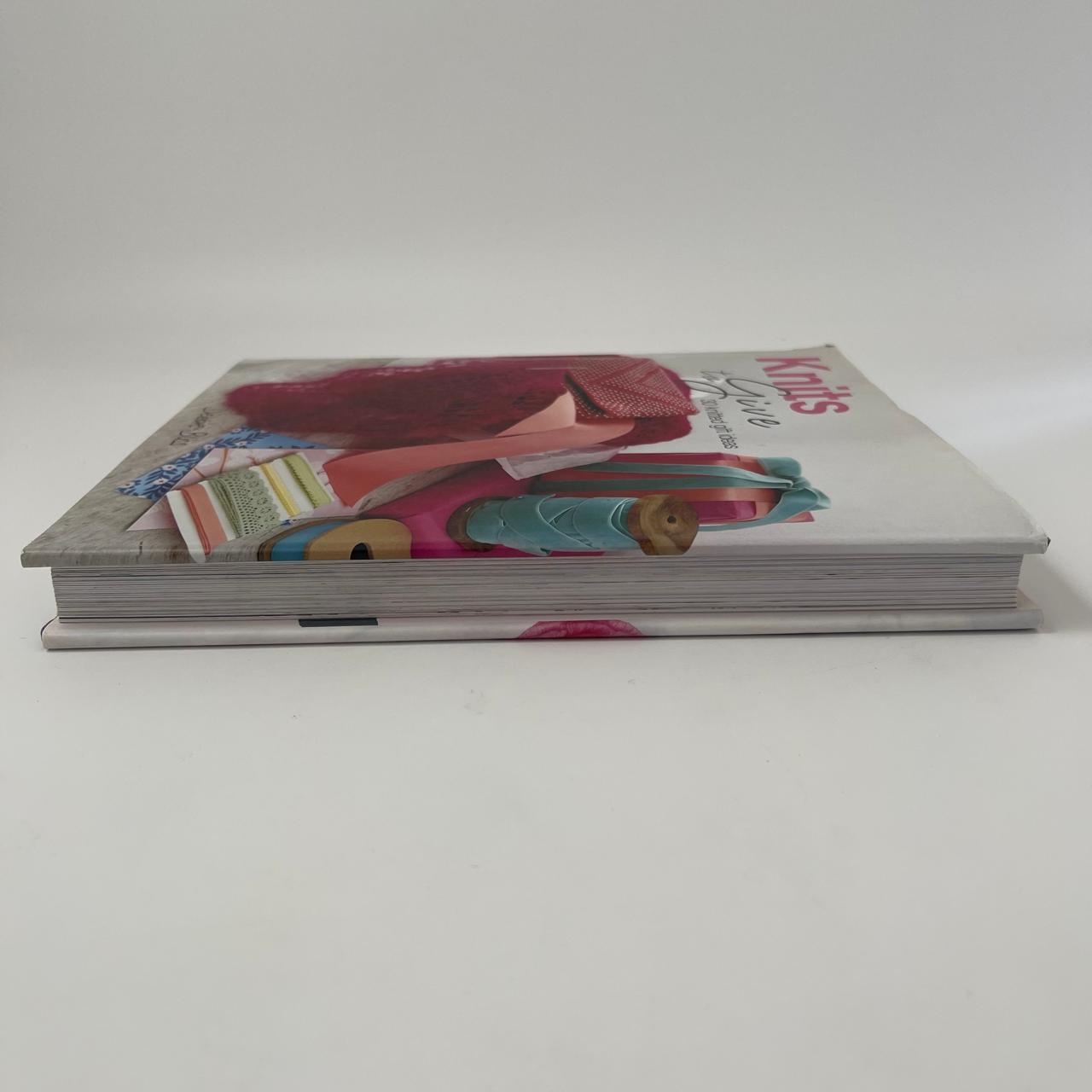 Knits to Give – 30 Knitted Gift Ideas – Debbie Bliss