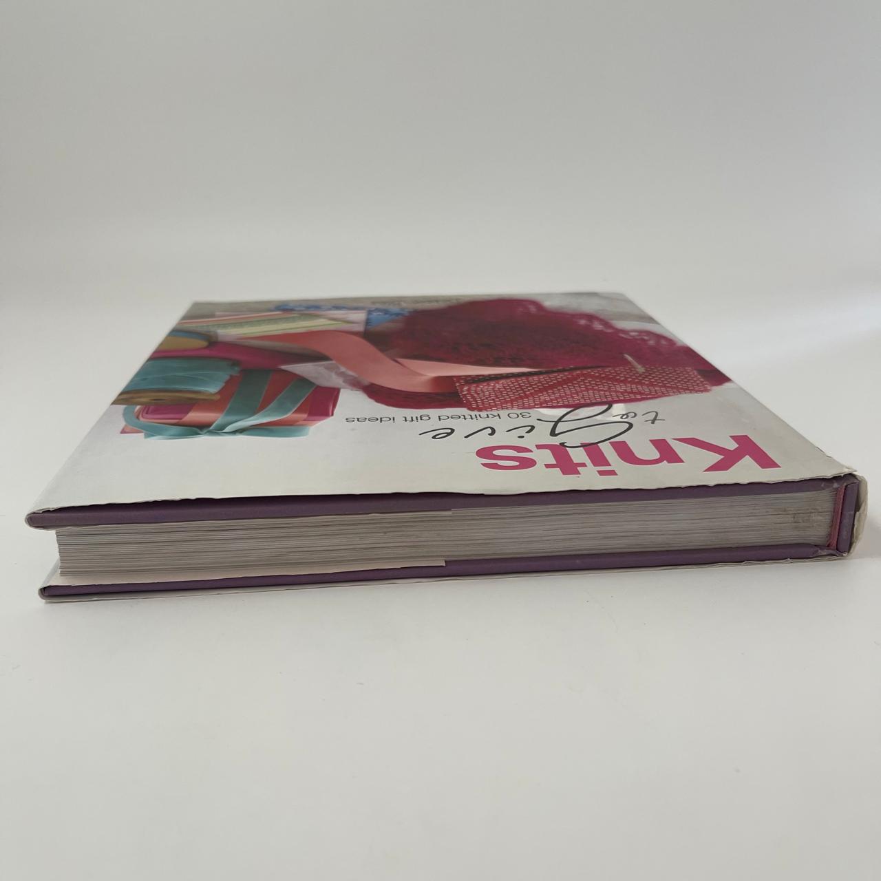 Knits to Give – 30 Knitted Gift Ideas – Debbie Bliss