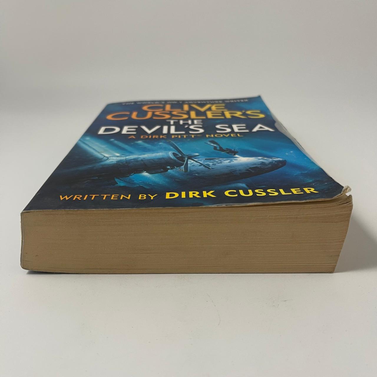 The Devil’s Sea (A Dirk Pitt Adventure) – Large Format - Clive Cussler & Dirk Cussler