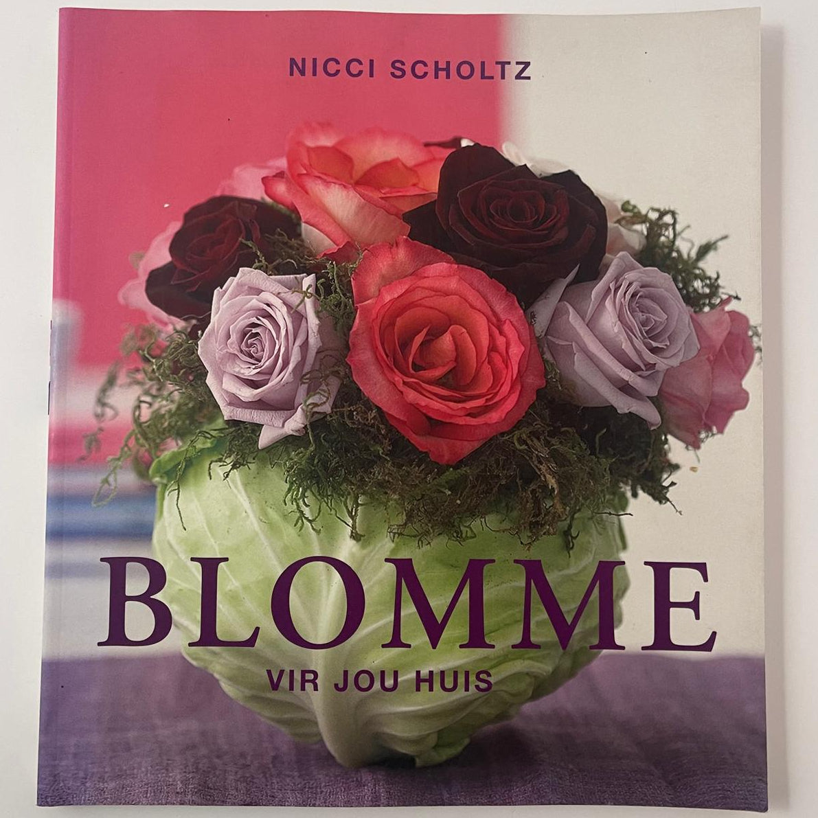 Book cover of 'BLOMME' by Nicci Scholtz with a floral design on a pink background